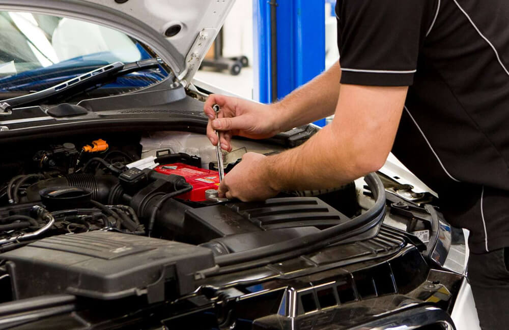 Solving Land Rover Electrical Gremlins: Specialist ECU & Battery Diagnostics